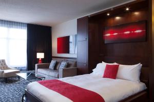 蒙特利尔Saint-Sulpice Montréal的酒店客房设有一张大床和一张沙发。