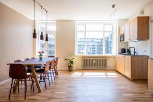 哥本哈根The Lakes apartments by Daniel&Jacob's的厨房以及带桌椅的用餐室。