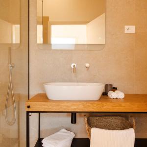 多博沃Tavarneta Estate的浴室设有白色水槽和镜子
