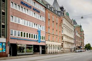 马尔默时光酒店的城市街道上的一排建筑物
