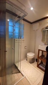 坎波斯杜若尔当locanda cecchini的一间带玻璃淋浴和卫生间的浴室
