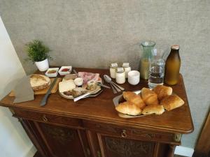 MortrouxLe Mayou的一张桌子,上面有面包和其他食物