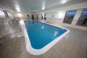 哈钦森Comfort Inn & Suites的在酒店房间的一个大型游泳池