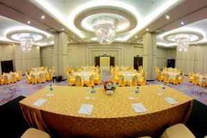 安汶安汶瑞雅酒店的一个带大桌子和椅子的大型宴会厅