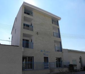 拉纳卡圣拉萨洛斯公寓的建筑的侧面设有蓝色阳台