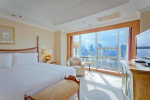 青岛青岛颐中皇冠假日酒店的酒店客房设有一张床和一个大窗户