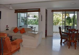 吉拉尔多特Cristales, Condominio Lagos del Peñon的客厅配有沙发、椅子和桌子