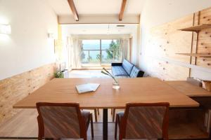 土庄町YURURI private cottage的一间带木桌和椅子的用餐室