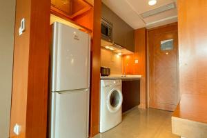 杭州杭州钱江新城假日酒店的厨房配有冰箱和洗衣机。
