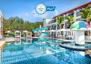 卡伦海滩Holiday Inn Resort Phuket Karon Beach, an IHG Hotel的享有带滑梯的度假村的游泳池景致