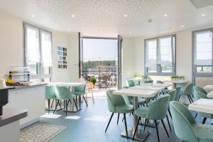 凡尔赛凡尔赛大厦酒店的用餐室设有桌椅和窗户。