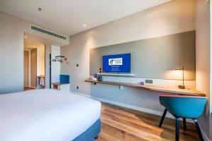 Shunde佛山北滘智选假日酒店的一间酒店客房,配有一张床和一台电视