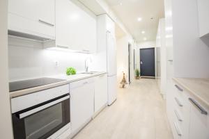 卡拉约基Apartment Hilmantori kaksio saunalla Kalajoki的厨房配有白色橱柜和水槽
