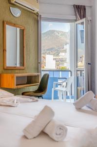 赫索尼索斯Simple Hotel Hersonissos Blue的酒店客房享有山景