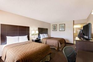奥佐纳奥佐纳旅程住宿酒店的酒店客房设有两张床和一台平面电视。