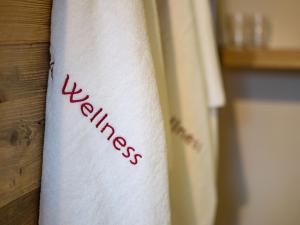 卡顿巴赫Van's Place, Luxury Apartment的一条毛巾,上面写着健康字