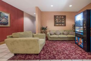 沃思堡Super 8 by Wyndham Fort Worth Downtown South的客厅配有两张沙发和一台电视