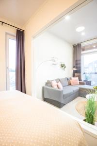 卡拉约基Apartment Aurinkoranta D7 saunallinen kaksio Kalajoki的一间卧室配有一张床和一张沙发