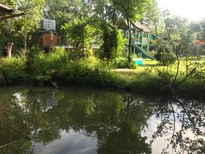 ObavaRest House 6A的一个带游乐场和池塘的公园