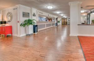 梅泰里新奥尔良机场梅泰里酒店的大楼内铺有硬木地板的大型走廊