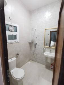 Al RakaPrivate Sand Bond的一间带卫生间、水槽和镜子的浴室