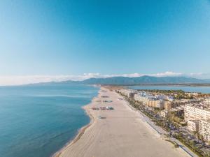 鲁西隆地区卡内Best Western Plus Hotel Canet-Plage的享有海滩的空中景色,设有建筑和海洋