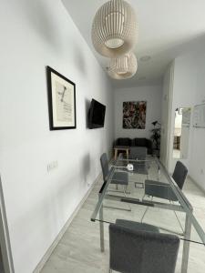 大加那利岛拉斯帕尔马斯Coworking Studio的客厅里设有玻璃桌和椅子