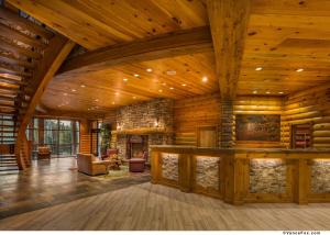 布赖恩峰Brian Head Lodge的大客房设有木制天花板和壁炉。