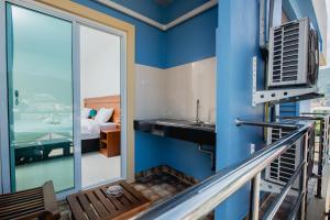 芭东海滩Aim House的带水槽阳台的客房和一间卧室