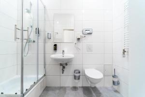 柏林选帝侯大街昂普罗姆酒店的浴室配有卫生间、盥洗盆和淋浴。
