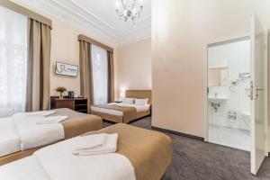 柏林选帝侯大街昂普罗姆酒店的酒店客房设有三张床和一间浴室。