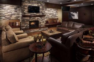 迪金森Roosevelt Grand Dakota SureStay Collection by Best Western的带沙发和壁炉的客厅