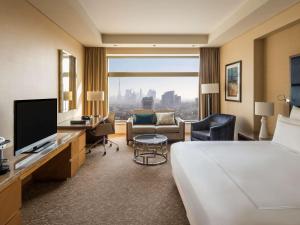 迪拜迪拜古赖尔瑞士酒店的酒店客房设有一张床和一个大窗户