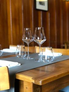 Chermignon-dʼen HautCafé Cher-Mignon et Chambres d'hôtes的四杯酒杯坐在桌子上