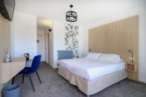 基伯龙Best Western Hotel Le Bellevue的酒店客房设有一张大床和一张书桌。