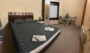 切尔诺夫策Mini-Hotel Sakvoyage的一间卧室配有一张大床和两条毛巾