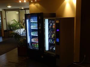 布鲁塞尔布鲁塞尔世博超值住宿酒店的商店里的两台饮料汽水机