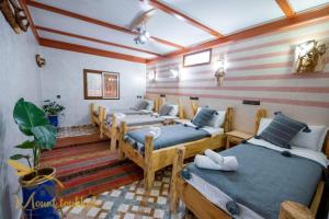 伊姆利尔Mount Toubkal Lodge的一间客房内的四张床