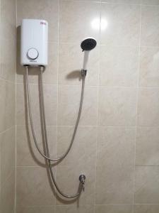 梭桃邑มุก&พลอย เรสซิเดนซ์的浴室内配有淋浴和头顶淋浴