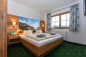 弗拉绍Landhotel Hinteraigengut的一间卧室设有一张大床和一个大窗户