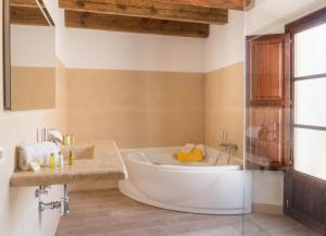 比尼博纳Finca Binibona Parc Natural的一间带大浴缸和淋浴的浴室