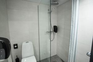 KäärikuKääriku Hotel的浴室设有玻璃淋浴间和卫生间