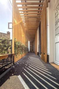 贝尔格莱德多米尼克精致豪华套房 - 特拉孜耶旅馆的走廊上设有木制走道的建筑