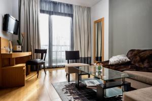 卡斯托里亚埃斯佩罗斯皇宫豪华Spa酒店的带沙发和玻璃桌的客厅