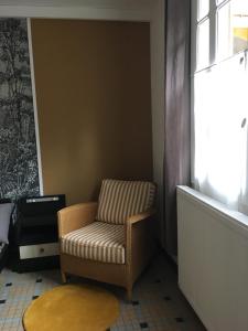 巴涅尔德比戈尔Charmant appartement sur cour, Le Cerisier的椅子坐在带窗户的房间