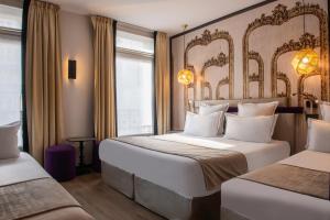 巴黎艾菲尔叶琳酒店 的酒店客房设有两张床和窗户。