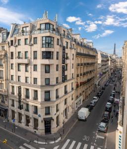 巴黎艾菲尔叶琳酒店 的一条有汽车的城市街道上白色的大建筑