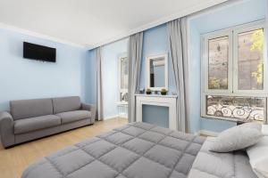 罗马Rhome Hosting的一间卧室配有一张床、一张沙发和窗户。
