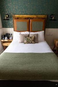 多佛尔Royal Oak的卧室配有一张带绿毯的大型白色床