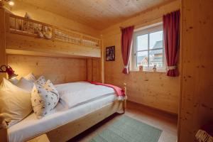 格伦德尔湖Narzissendorf Zloam的小木屋内一间卧室,配有一张床